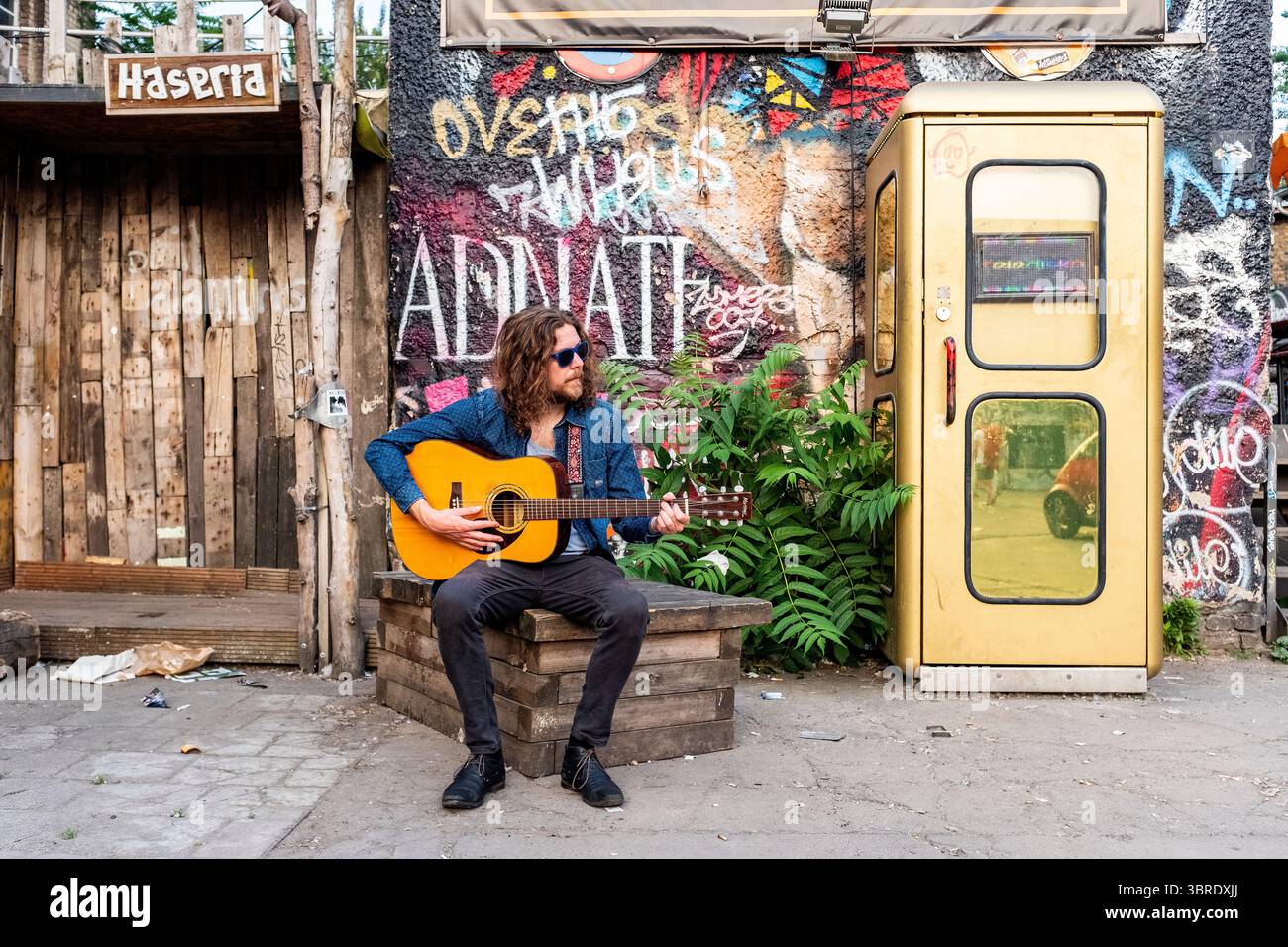 Solo-Gitarrenspieler und Musiker perforierten seine Musik auf dem RAUEN Berliner Stadtgelände. Berlin, Deutschland. Stockfoto