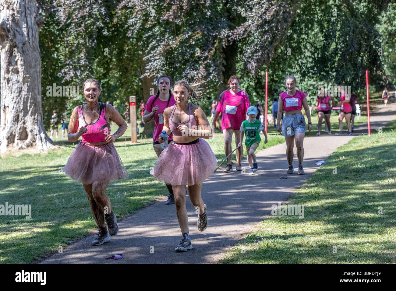 Abington Park, Northampton, Großbritannien. Juli 2025. Race for Life Pretty Muddy hat dieses Jahr 300.000 Pfund für die Krebsforschung gesammelt, eine Hindernisstrecke, die sich durch den landschaftlich reizvollen Abington Park schlängelt. Quelle: Keith J Smith./Alamy Live News. Stockfoto