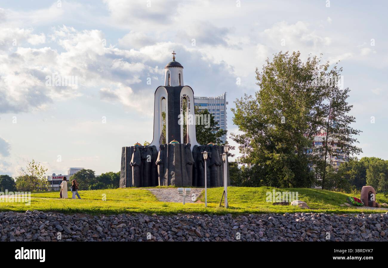 07.07.2025- Minsk, Weißrussland - der Gedenkkomplex zur Insel der Tränen, der den belarussischen Soldaten gewidmet ist, die während des sowjetisch-afghanischen Krieges starben. Stockfoto