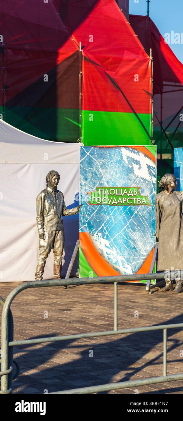 07.07.2025- Minsk, Weißrussland - Animatoren spielen während eines Freiluftkonzerts Stockfoto