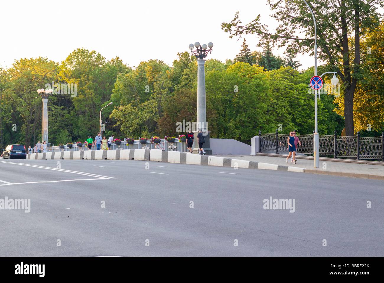 07.07.2025- Minsk, Weißrussland - Brücke über den Fluss Svislach in der Stadt. Stockfoto
