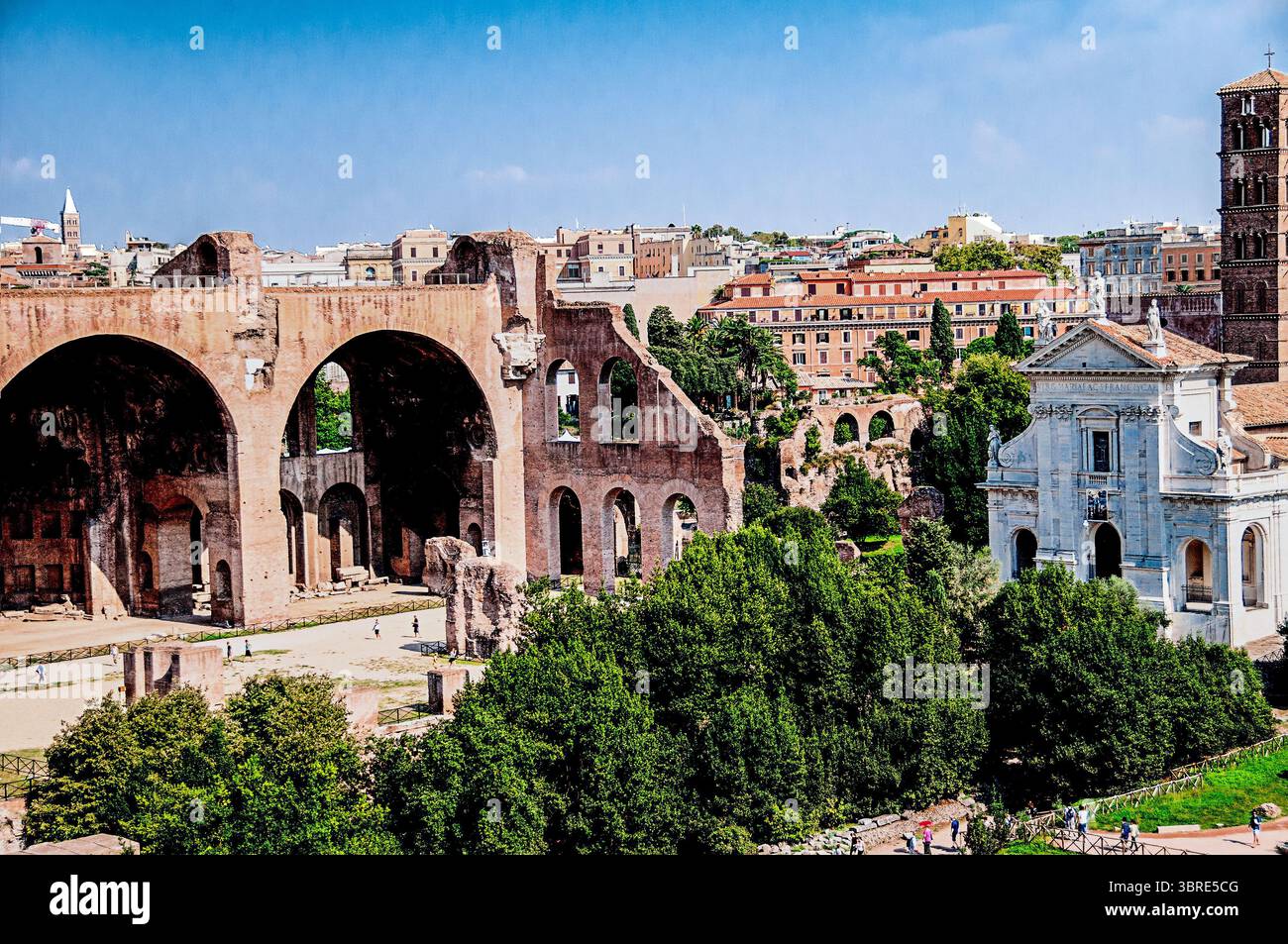 Rom, Italien 28. September 2009: Das Forum Romanum war das Herz des öffentlichen Lebens im antiken Rom und diente als Mehrzweckraum für verschiedene Aktivitäten. Stockfoto