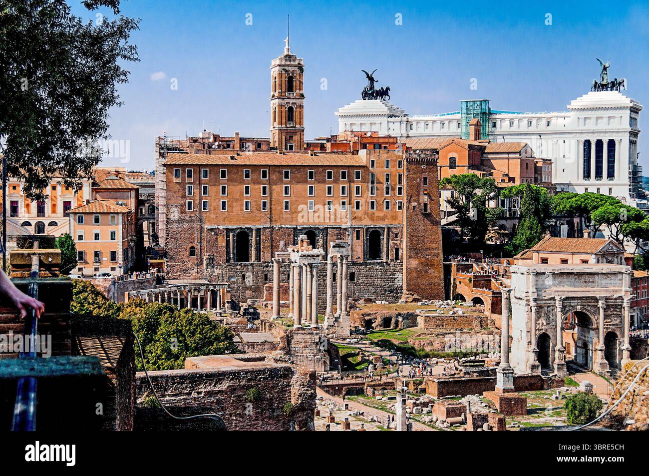Rom, Italien 28. September 2009: Das Forum Romanum war das Herz des öffentlichen Lebens im antiken Rom und diente als Mehrzweckraum für verschiedene Aktivitäten. Stockfoto