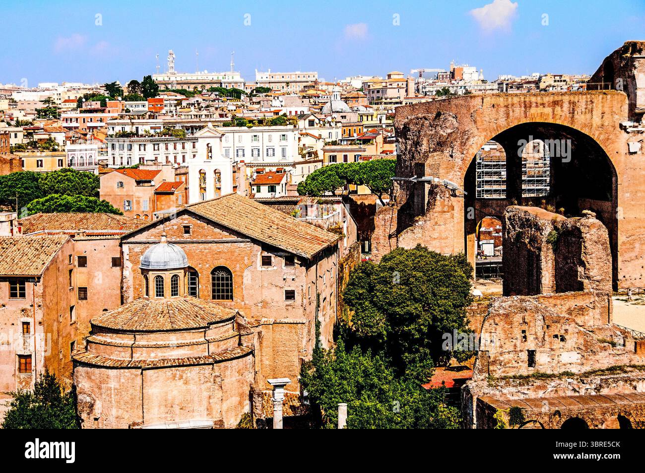 Rom, Italien 28. September 2009: Das Forum Romanum war das Herz des öffentlichen Lebens im antiken Rom und diente als Mehrzweckraum für verschiedene Aktivitäten. Stockfoto