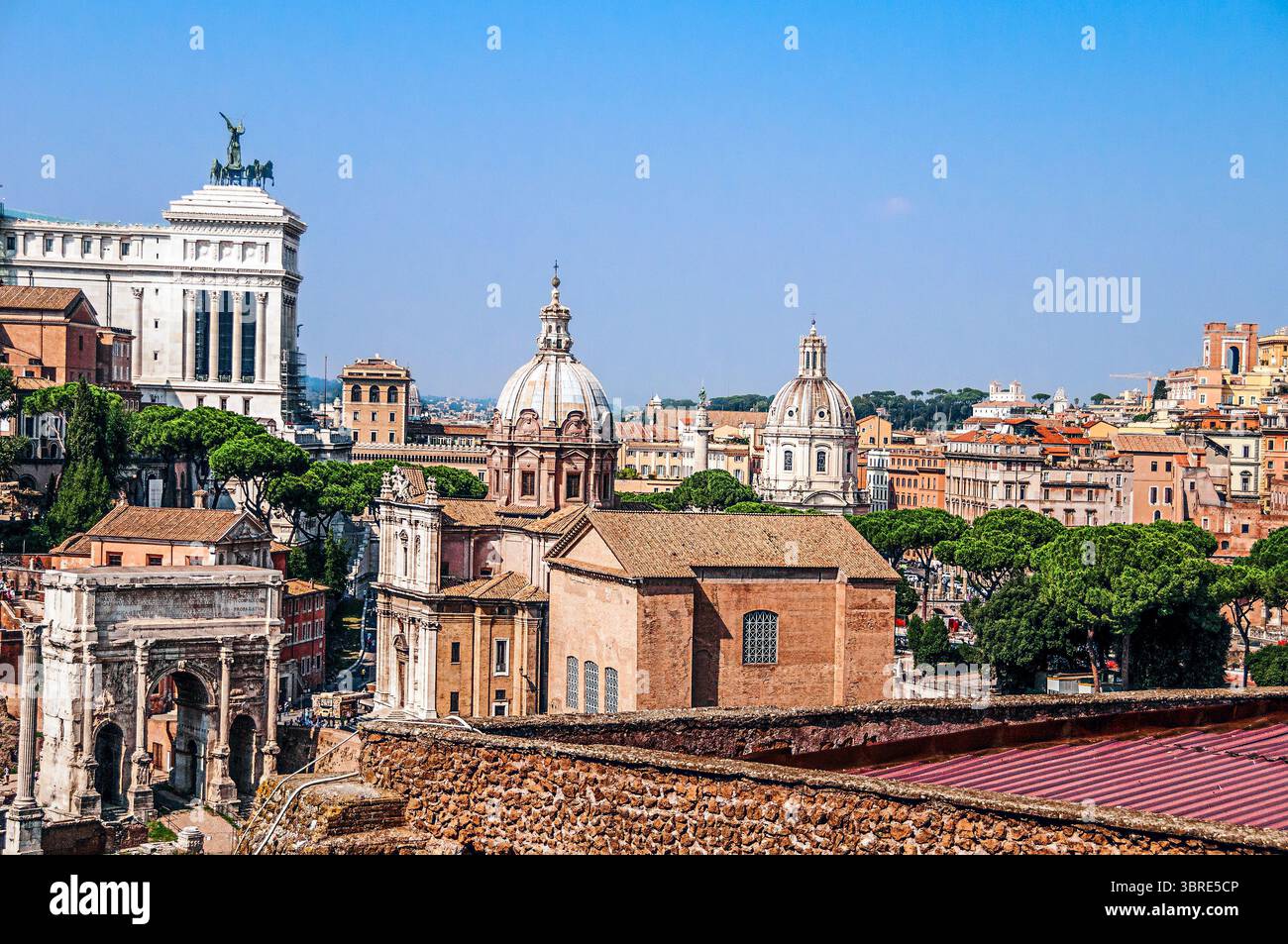 Rom, Italien 28. September 2009: Das Forum Romanum war das Herz des öffentlichen Lebens im antiken Rom und diente als Mehrzweckraum für verschiedene Aktivitäten. Stockfoto