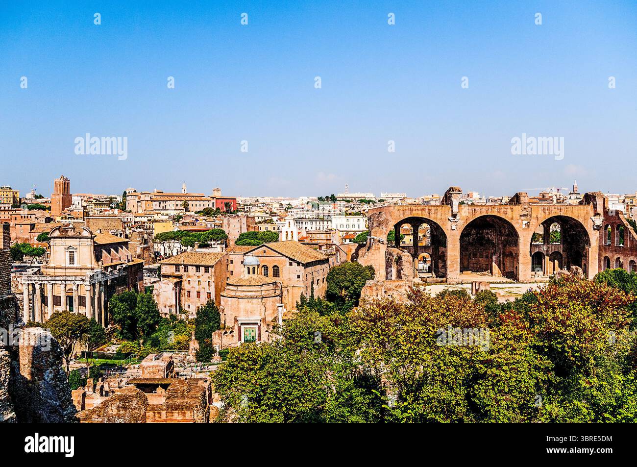 Rom, Italien 28. September 2009: Das Forum Romanum war das Herz des öffentlichen Lebens im antiken Rom und diente als Mehrzweckraum für verschiedene Aktivitäten. Stockfoto