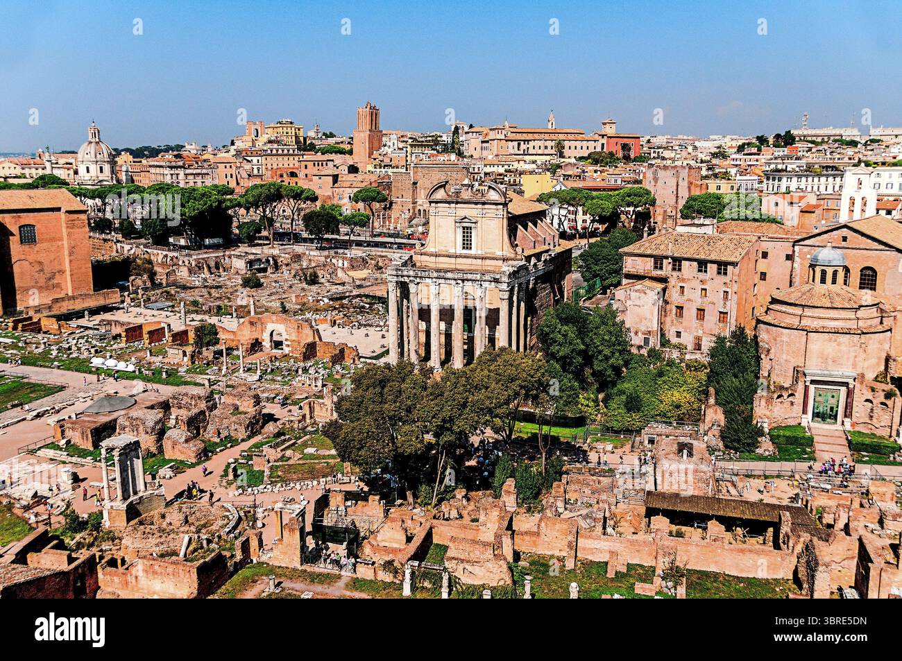 Rom, Italien 28. September 2009: Das Forum Romanum war das Herz des öffentlichen Lebens im antiken Rom und diente als Mehrzweckraum für verschiedene Aktivitäten. Stockfoto