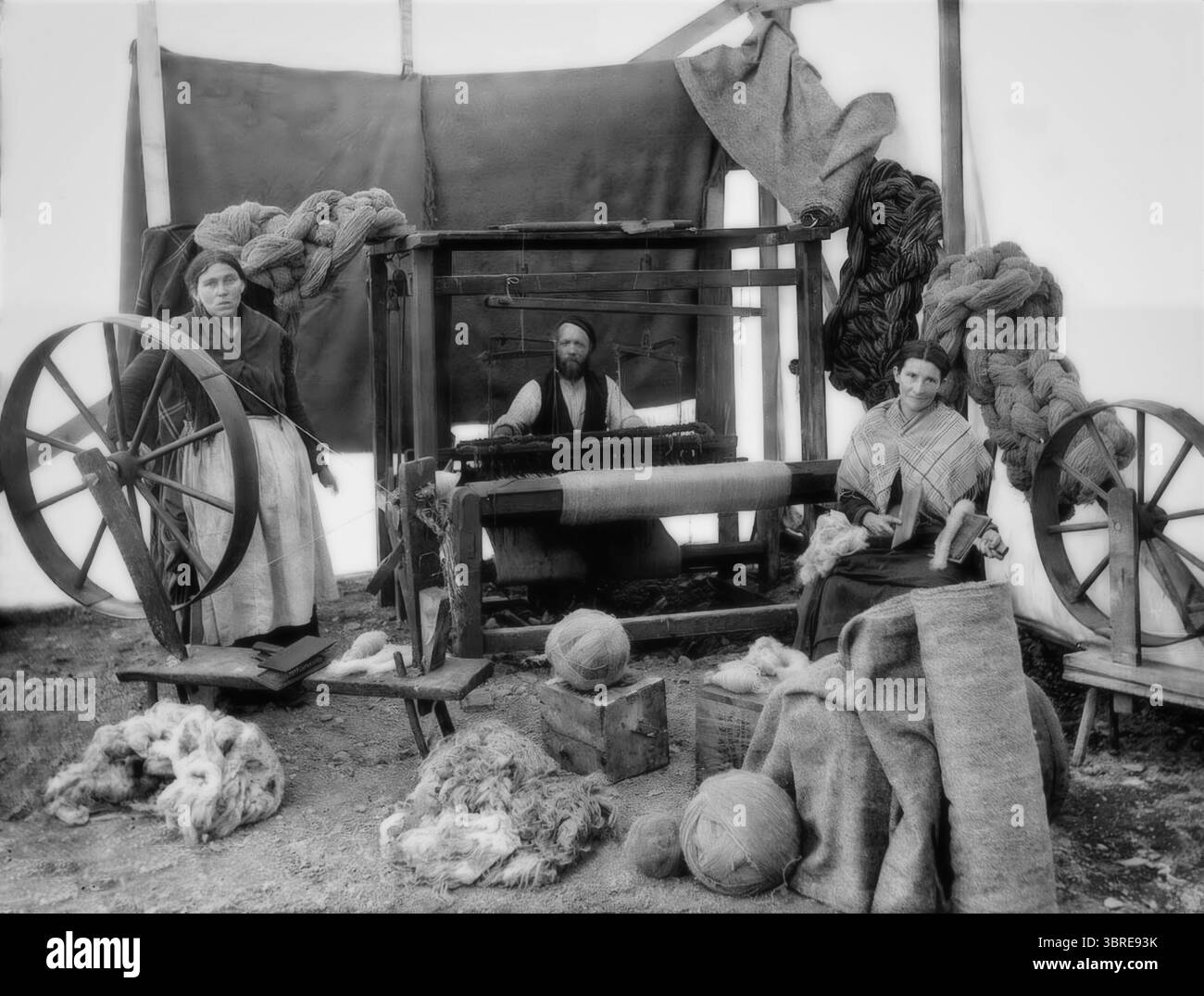 Eine Fotografie aus dem frühen 20. Jahrhundert eines urtümlichen Wollwebstuhls, die 1910 zu einer Hüttenindustrie in McKeowns Industry, Leenane, County Galway, Irland gehörte Stockfoto