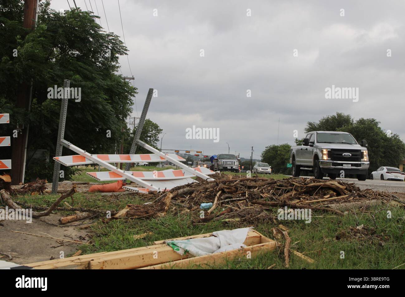 Kerrville, USA. Juli 2025. Überschwemmung von Trümmern entlang des Junction Highway in Kerrville, Texas, USA, am 11. Juli 2025. Mindestens 96 Menschen starben in und um Kerrville im Kerr County aufgrund von Sturzfluten am Guadalupe River am 4. Juli 2025. (Foto: Carlos Kosienski/SIPA USA) Credit: SIPA USA/Alamy Live News Stockfoto