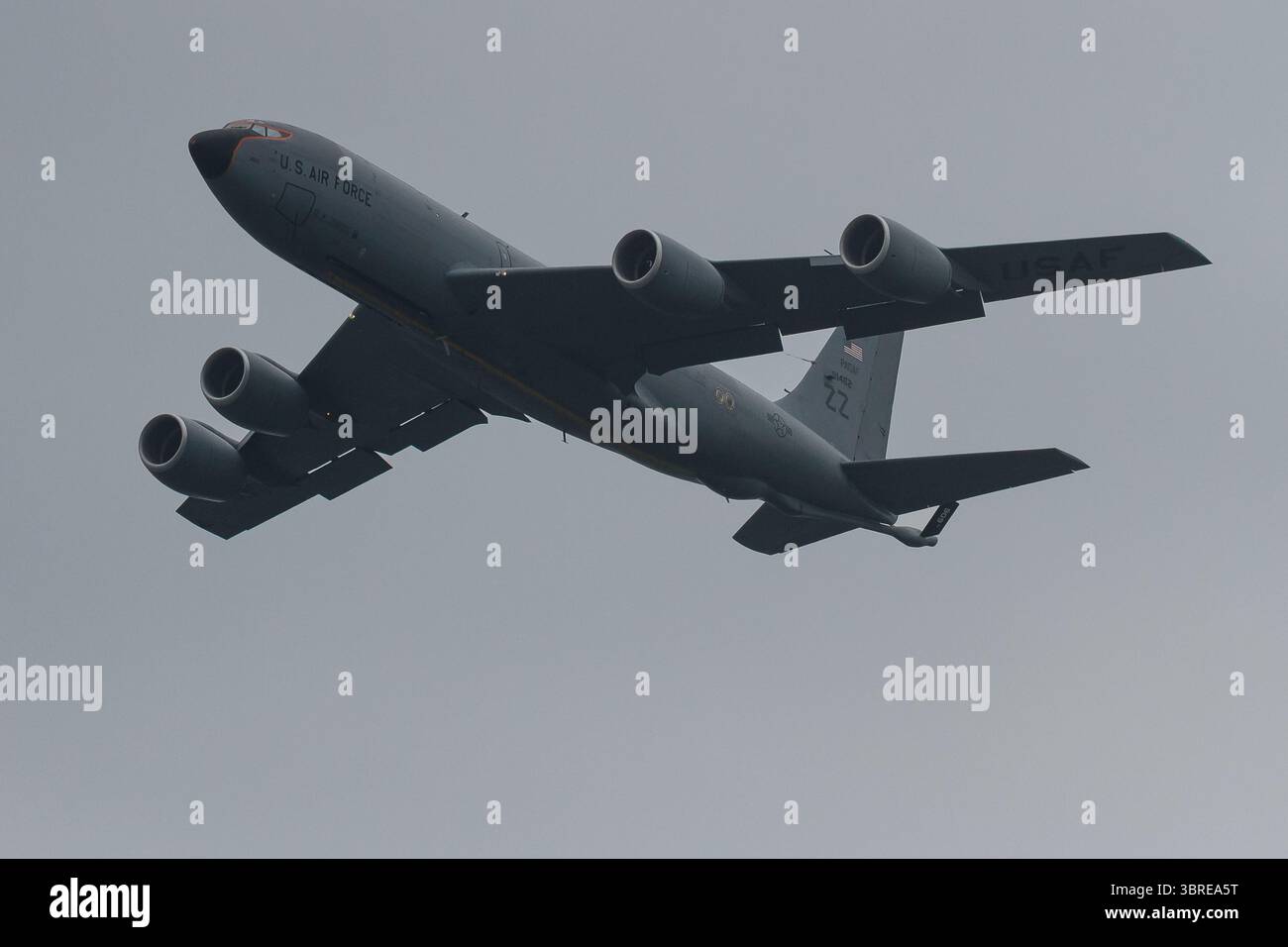 Boeing KC-135R Stratotanker betankt mit der USAF 909th Air Betankungstaffel in der Nähe des Luftwaffenstützpunktes NAF Atsugi, Japan Stockfoto