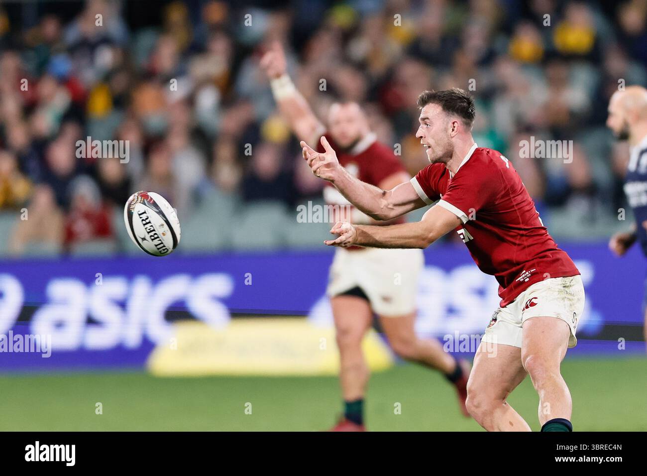 Adelaide, Australien, 12. Juli 2025 English-Irish Lions vs Australia-New Zealand International XV, Rugby union. BEN WHITE gibt einen Pass an den Teamkollegen eines Löwen ab. Credit; Mark Willoughby/ALAMY Live News Stockfoto