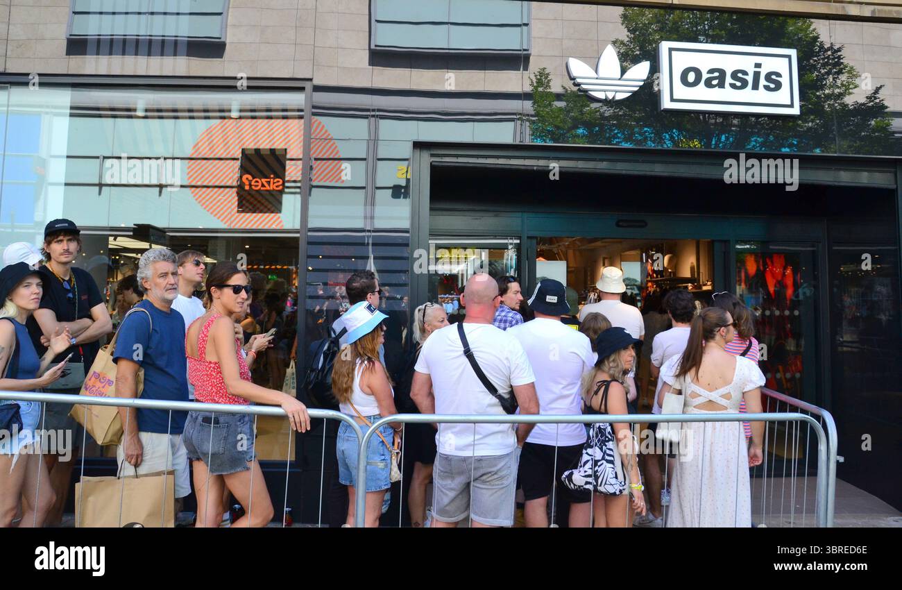 Manchester, Großbritannien, 12. Juli 2025 eifrige Oasis-Fans stehen in einem Geschäft in der Market Street, im Zentrum von Manchester, Großbritannien, für Oasis-Waren an. Die Stadt bereitet sich auf das zweite Oasis-Konzert am Samstag vor, an dem rund 70.000 Fans teilnehmen. Liam und Noel Gallagher geben insgesamt fünf Konzerte im Rahmen ihrer Oasis Live '25 Tour. Quelle: Terry Waller/Alamy Live News Stockfoto