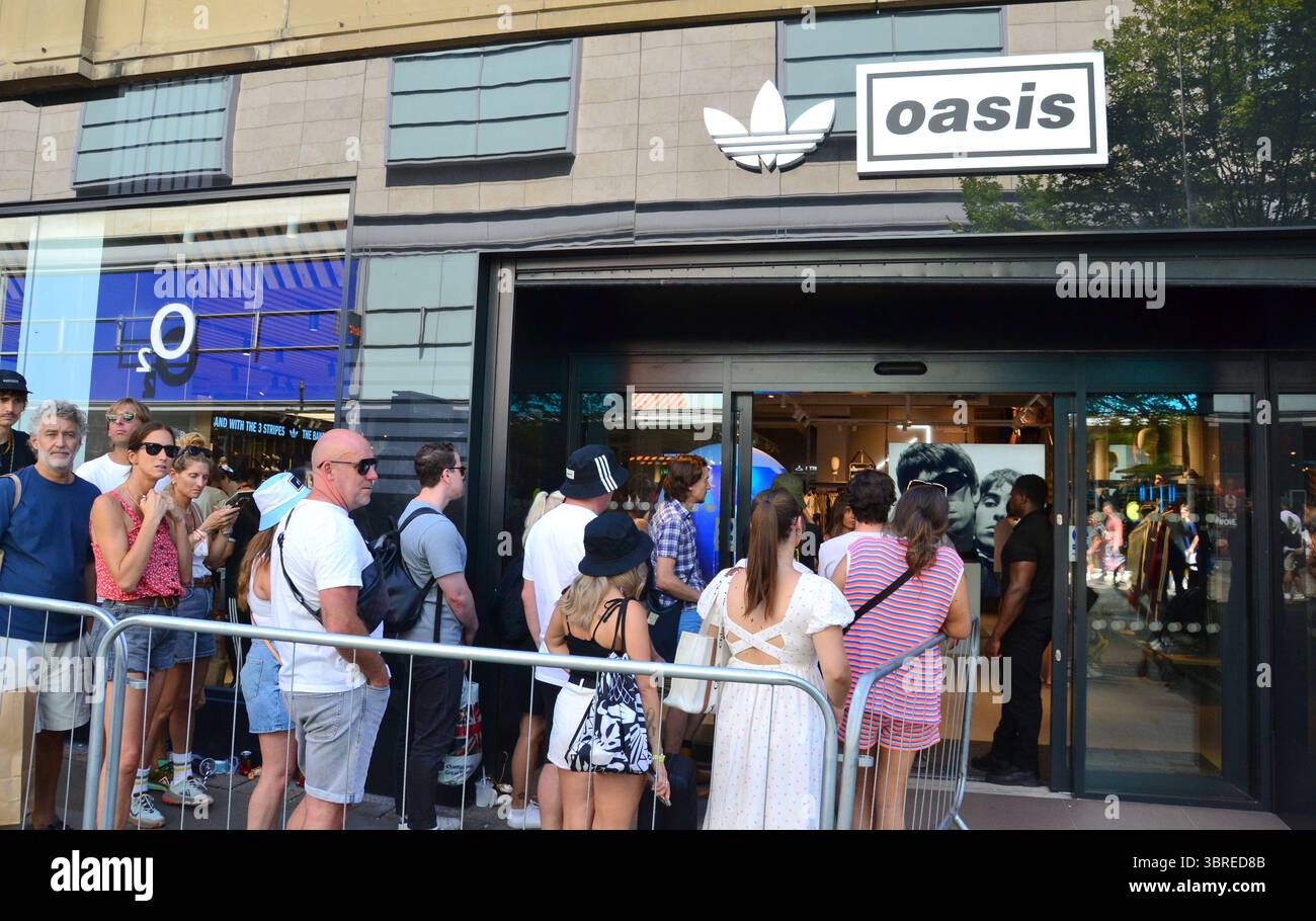 Manchester, Großbritannien, 12. Juli 2025 eifrige Oasis-Fans stehen in einem Geschäft in der Market Street, im Zentrum von Manchester, Großbritannien, für Oasis-Waren an. Die Stadt bereitet sich auf das zweite Oasis-Konzert am Samstag vor, an dem rund 70.000 Fans teilnehmen. Liam und Noel Gallagher geben insgesamt fünf Konzerte im Rahmen ihrer Oasis Live '25 Tour. Quelle: Terry Waller/Alamy Live News Stockfoto