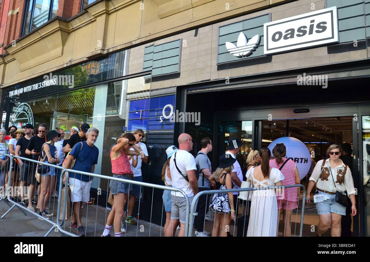 Manchester, Großbritannien, 12. Juli 2025 eifrige Oasis-Fans stehen in einem Geschäft in der Market Street, im Zentrum von Manchester, Großbritannien, für Oasis-Waren an. Die Stadt bereitet sich auf das zweite Oasis-Konzert am Samstag vor, an dem rund 70.000 Fans teilnehmen. Liam und Noel Gallagher geben insgesamt fünf Konzerte im Rahmen ihrer Oasis Live '25 Tour. Quelle: Terry Waller/Alamy Live News Stockfoto