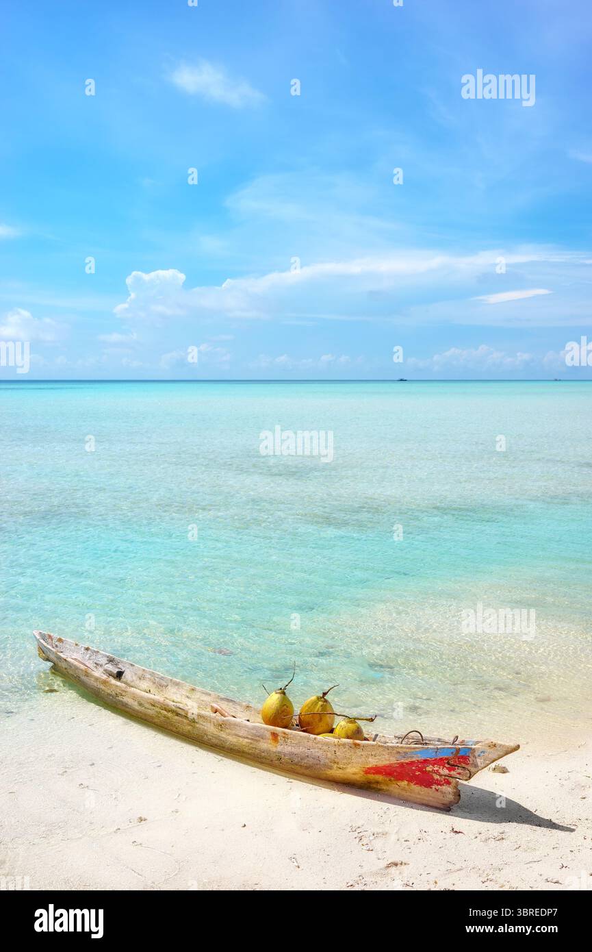 Kokosnüsse in einem Holzboot vor dem Strand von Timba Timba Island, Sommerurlaubskonzept, Borneo, Malaysia. Stockfoto Kokosnüsse in einem Holzboot vor dem Strand von Timba Timba Island, Sommerurlaubskonzept, Borneo, Malaysia. Stockfoto