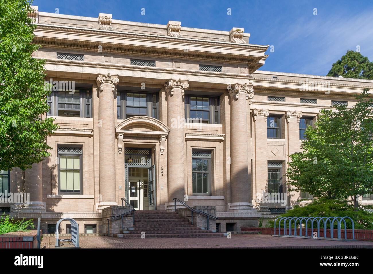 SEATTLE, WA, USA, 25. MAI 2025: Architecture Hall auf dem Campus der University of Washington. Stockfoto