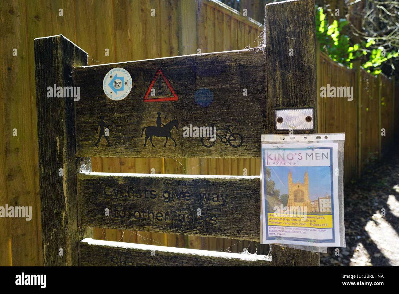 Rustikales Holztor mit Beschilderung entlang des ländlichen Fußwegs. Dorking, England Stockfoto