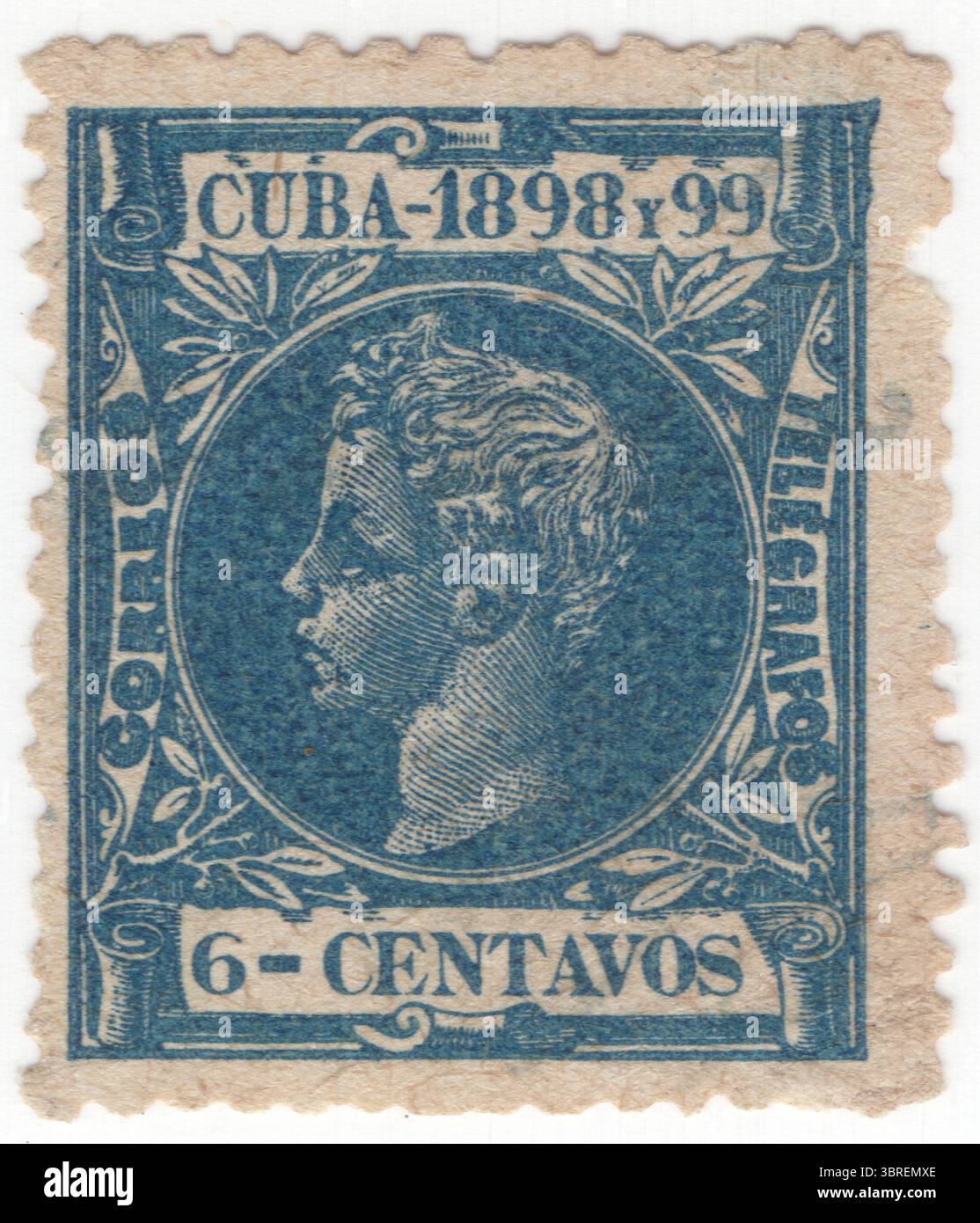 KUBA - 1898: 6 Centavo dunkelblaue Briefmarke mit Porträt von König Alfonso XIII., auch bekannt als El Africano oder der Afrikaner für seine afrikanistischen Ansichten. Er war König von Spanien von 1886 bis zum 14. April 1931, als die zweite spanische Republik ausgerufen wurde. Bei der Geburt wurde er Monarch, da sein Vater Alfonso XII. Im vergangenen Jahr gestorben war. Seine Mutter Maria Christina von Österreich war Regentin, bis er 1902 die volle Macht übernahm. Für seine Bemühungen beim Europäischen Kriegsministerium während des Ersten Weltkriegs erhielt er 1917 eine Nominierung für den Friedensnobelpreis Stockfoto