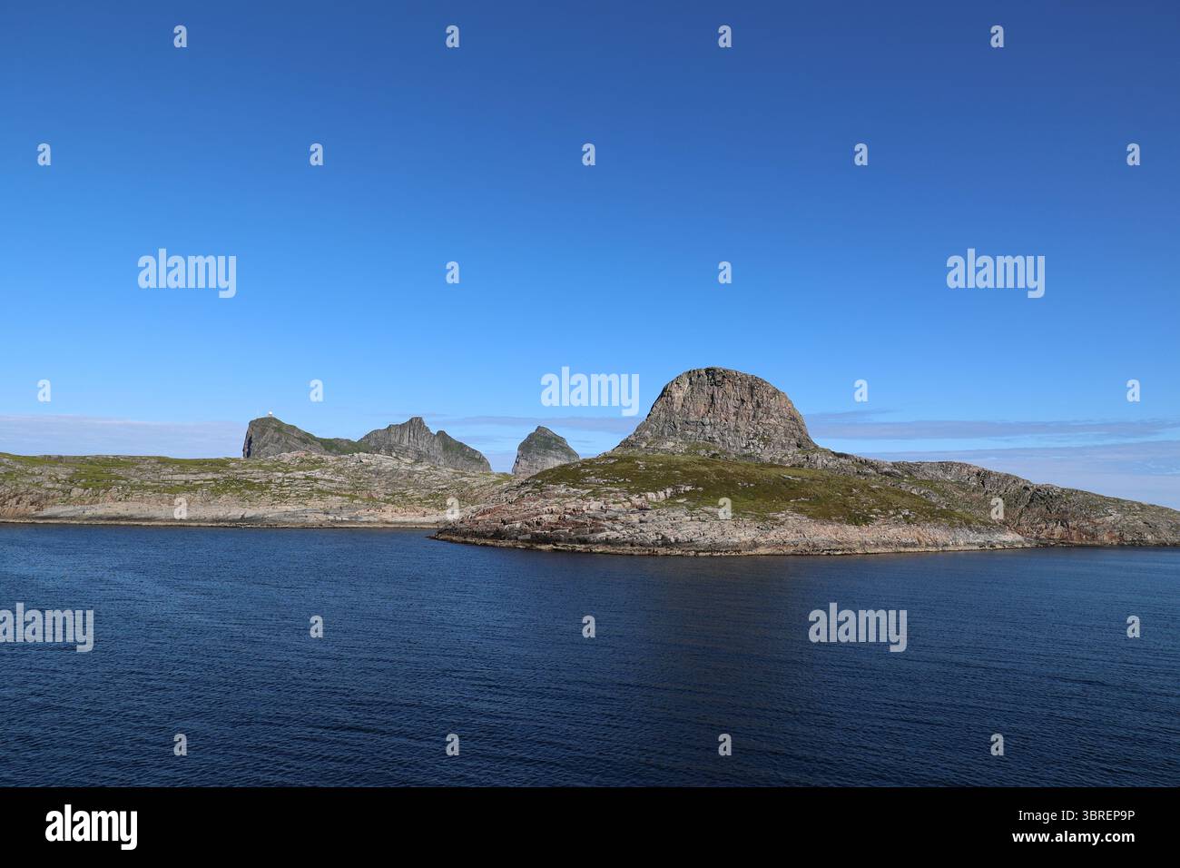 Blick auf die fantastischen Felsen der Insel Traena, Norwegen Stockfoto