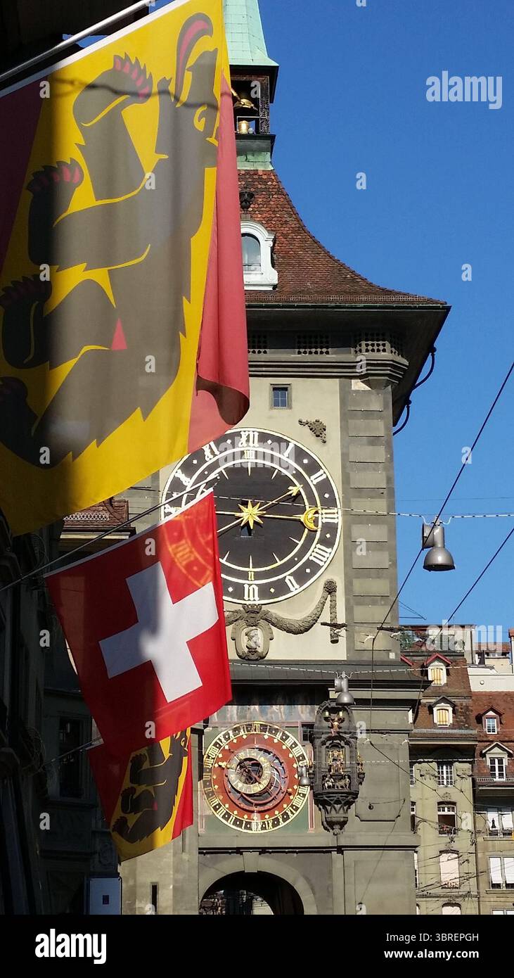 Zytglogge Uhrenturm in Bern, Schweiz mit Schweizer und Berner Fahnen Stockfoto