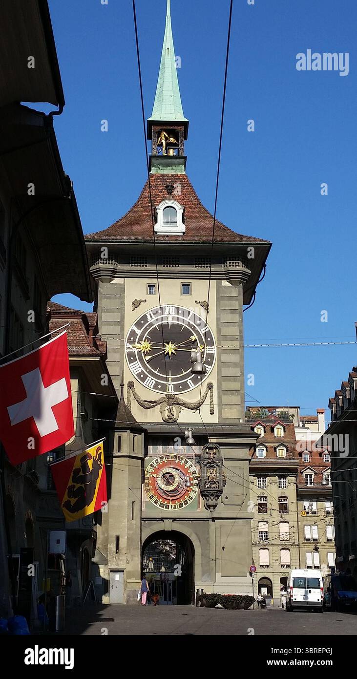 Zytglogge Uhrenturm in Bern, Schweiz mit Schweizer und Berner Fahnen Stockfoto