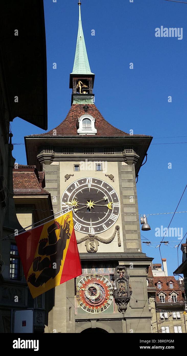 Zytglogge Uhrenturm in Bern, Schweiz mit Schweizer und Berner Fahnen Stockfoto