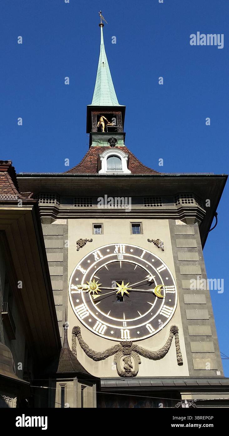 Zytglogge Uhrenturm in Bern, Schweiz mit Schweizer und Berner Fahnen Stockfoto