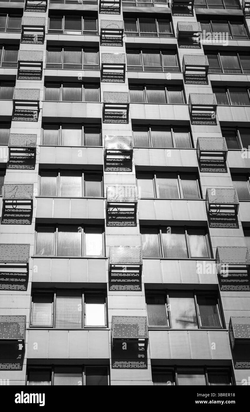 Wolkenkratzer, Schwarzweiß. Hochhaus mit Kopierraum. Moderne Architektur, schwarz-weiß. Bürogebäude. Geometrische Linien Stockfoto