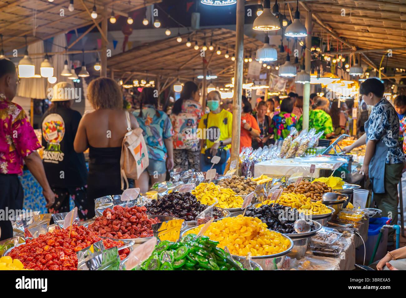Gelee-Früchte, Trockenobst-Stand, geschäftiger Markt im Freien, Leute. Bunte Speisen werden auf Tischen unter einem überdachten Dach ausgestellt. Bangkok Thailand Stockfoto