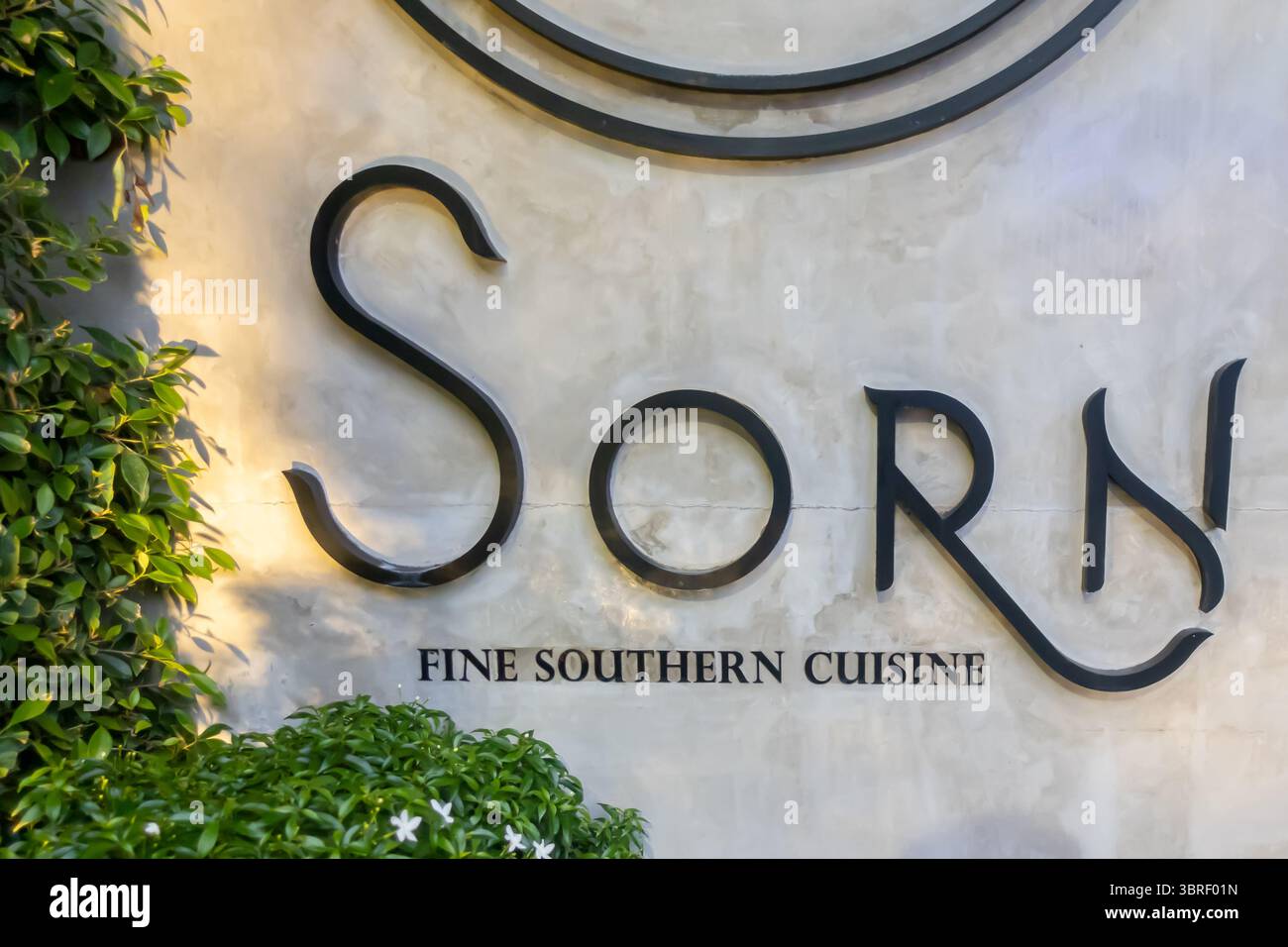 Sorn, 3-Michelin-Sterne-Restaurant, Schild, Klongton Khlong Toei, Bangkok, Thailand Stockfoto