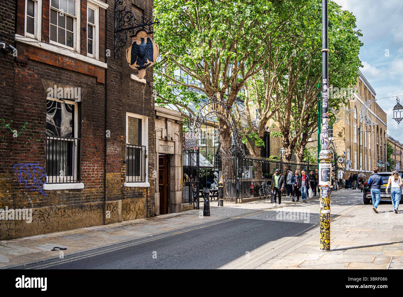 Brick Lane und die ehemalige Black Eagle Brewery, heute ein kultureller Veranstaltungsort mit Geschäften, Galerien und Restaurants in East London's Spitalfields, London, Großbritannien Stockfoto