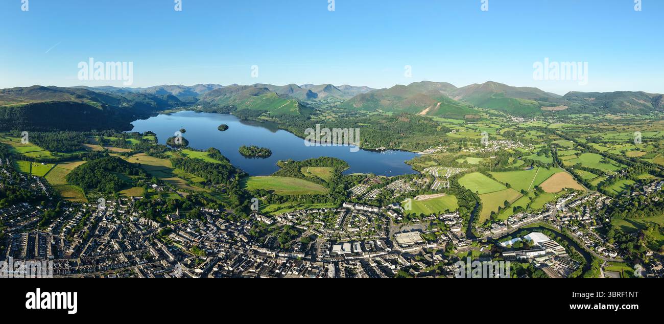 Luftpanorama-Landschaft der englischen Lake District Stadt Keswick und Derwntwater See mit Bergen einschließlich Catbells hinter einem wunderschönen Su Stockfoto