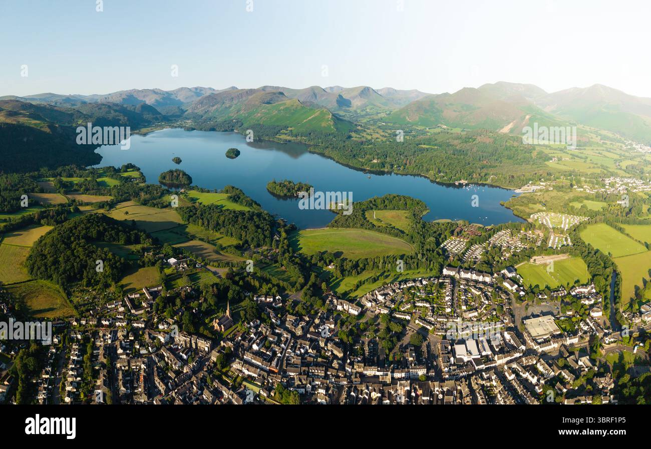Luftpanorama-Landschaft der englischen Lake District Stadt Keswick und Derwntwater See mit Bergen einschließlich Catbells hinter einem wunderschönen Su Stockfoto