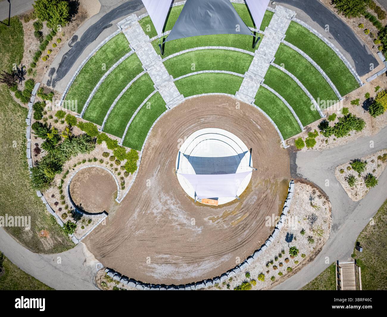 Parken Sie mit einem großen grünen Kreis in der Mitte. Der Kreis ist von Gras umgeben und hat ein weißes Zelt in der Mitte Stockfoto