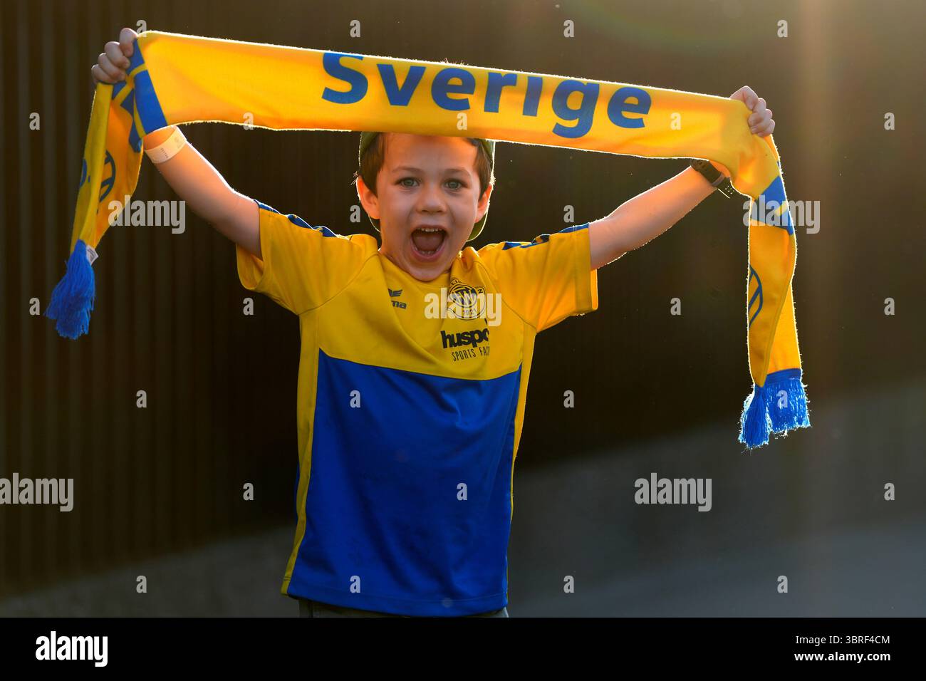 Ein junger schwedischer Fan hält vor dem Spiel der UEFA Women's Euro 2025 Gruppe C im Stadion Letzigrund in Zürich einen Schal hoch. Bilddatum: Samstag, 12. Juli 2025. Stockfoto