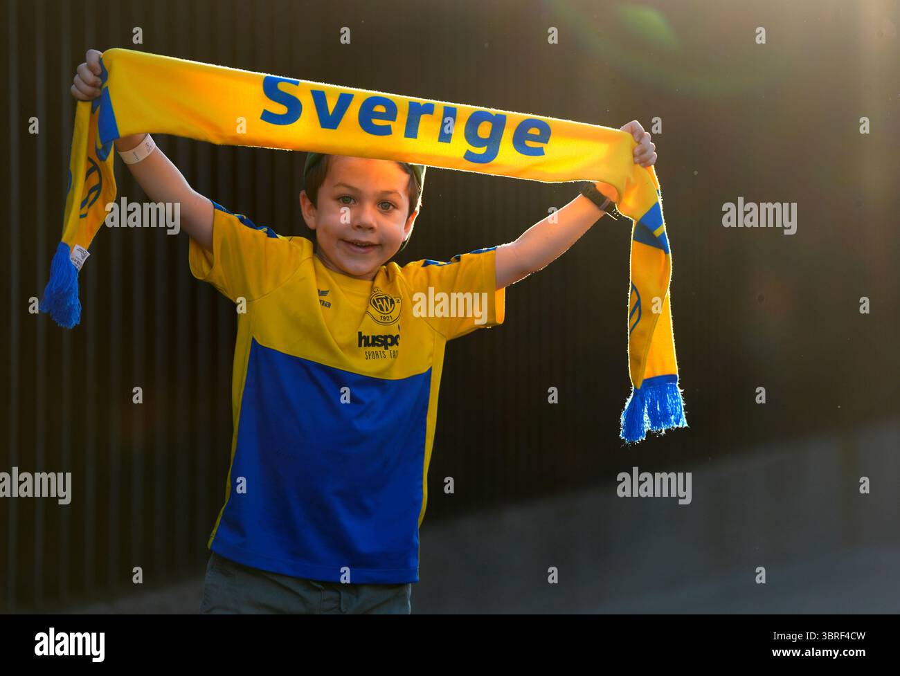 Ein junger schwedischer Fan hält vor dem Spiel der UEFA Women's Euro 2025 Gruppe C im Stadion Letzigrund in Zürich einen Schal hoch. Bilddatum: Samstag, 12. Juli 2025. Stockfoto