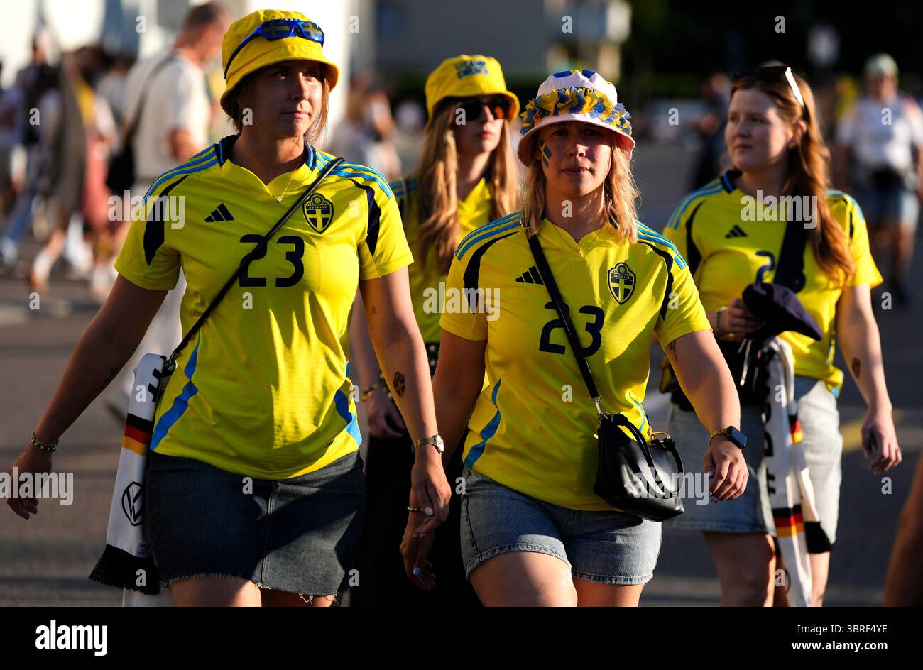 Schweden Fans vor dem Gruppenspiel der UEFA Women's Euro 2025 im Stadion Letzigrund in Zürich. Bilddatum: Samstag, 12. Juli 2025. Stockfoto