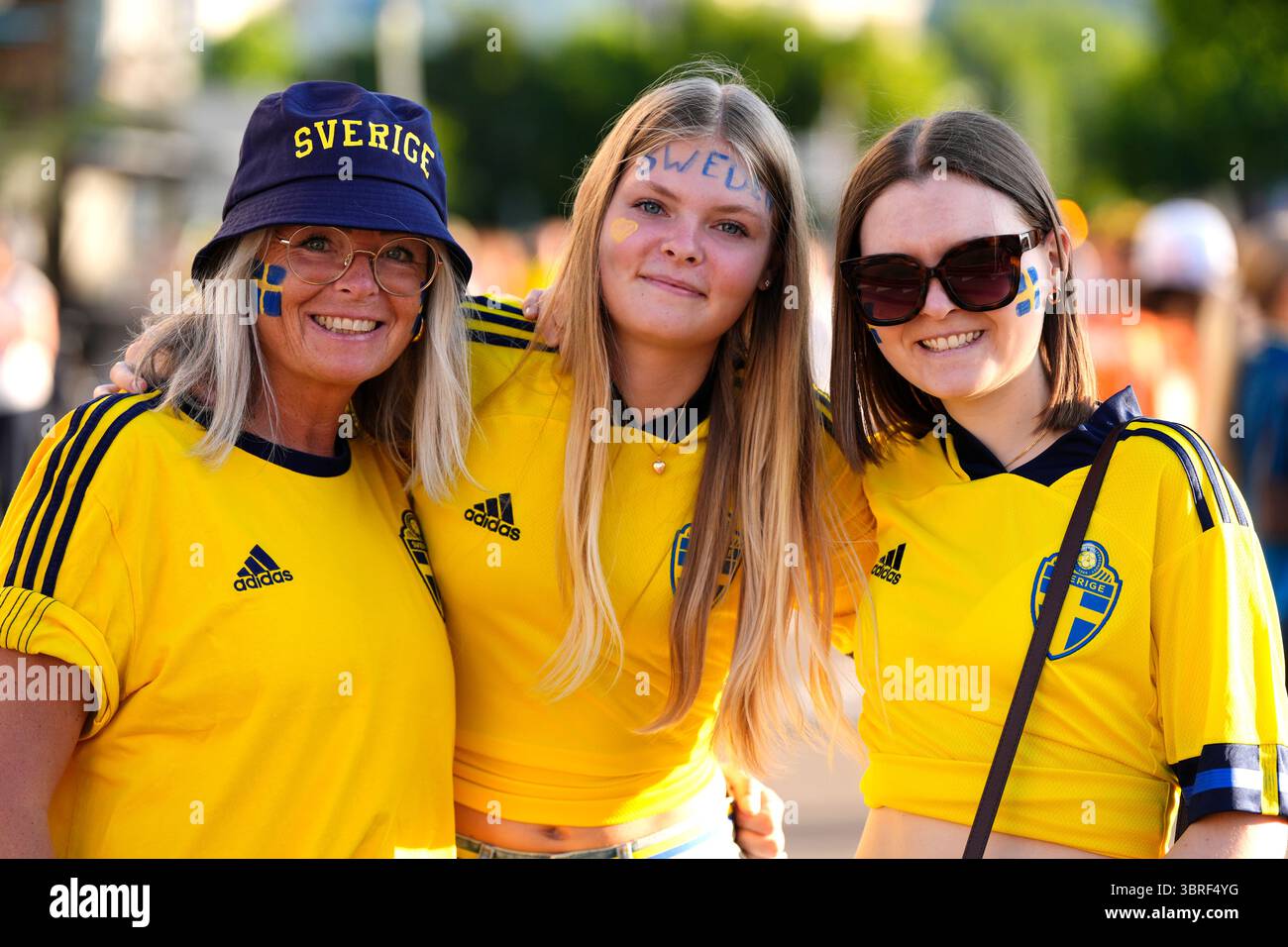 Schweden Fans vor dem Gruppenspiel der UEFA Women's Euro 2025 im Stadion Letzigrund in Zürich. Bilddatum: Samstag, 12. Juli 2025. Stockfoto