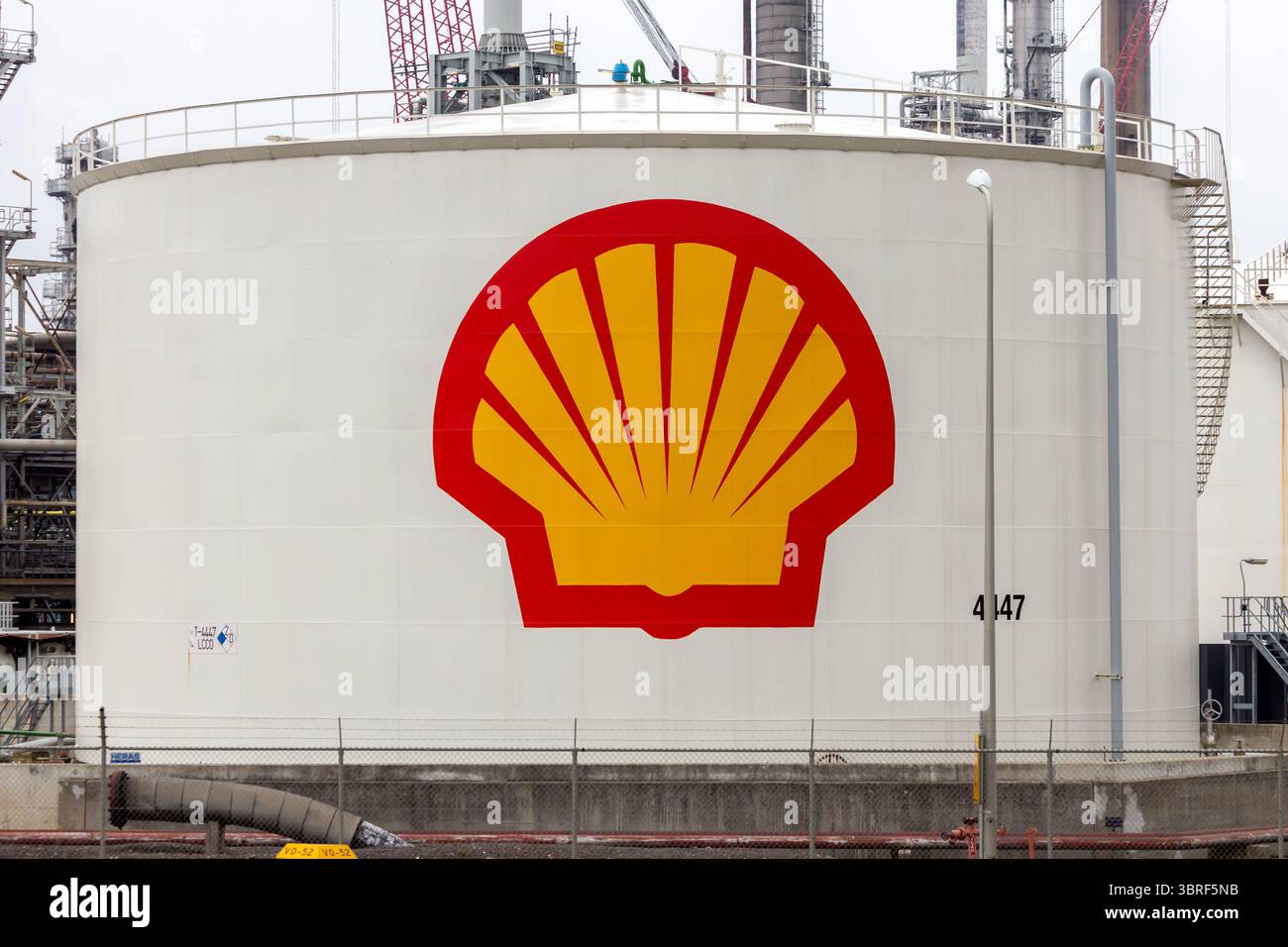 Shell-Logo auf einem großen Öltank im Shell Energy and Chemicals Park Rotterdam, Teil einer großen industriellen Energie- und petrochemischen Anlage. Pro Stockfoto