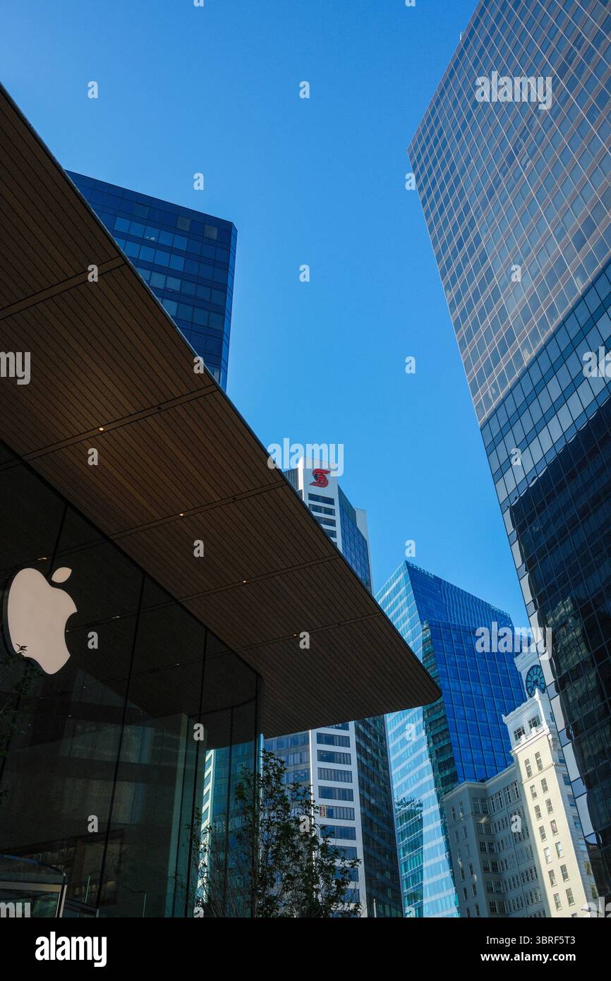 Der Apple Store in der Pacific Centre Mall in der Innenstadt von Vancouver mit dem Scotiabank Tower entlang der West Georgia Street. Stockfoto