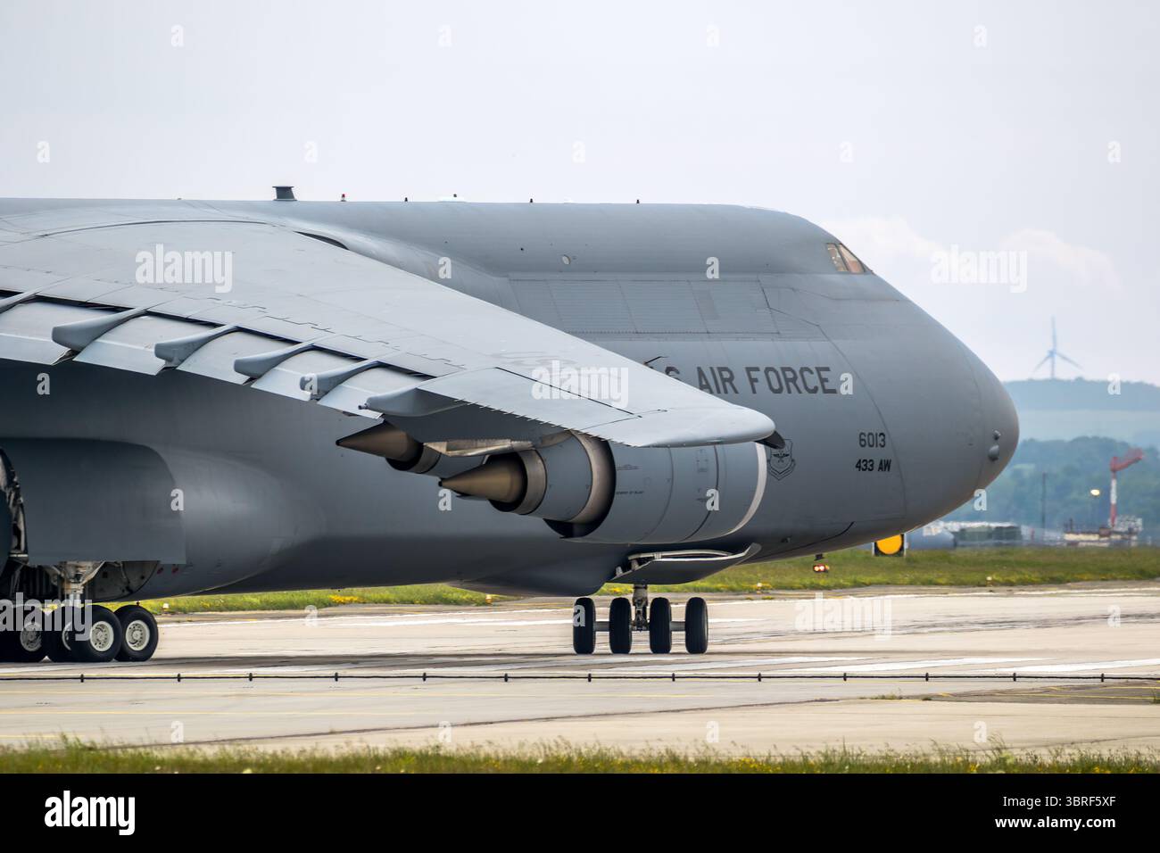 Die US Air Force Lockheed C-5M Galaxy transportiert Flugzeuge, die auf die Start- und Landebahn fahren. USA - 16. Mai 2022 Stockfoto