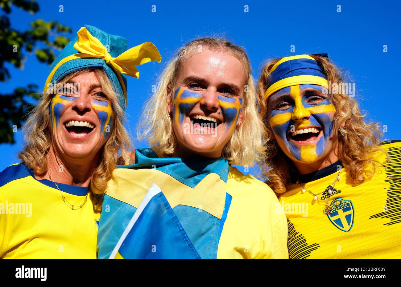 Schweden-Fans posieren für Fotos vor dem Spiel der UEFA Women's Euro 2025 Gruppe C im Stadion Letzigrund in Zürich. Bilddatum: Samstag, 12. Juli 2025. Stockfoto
