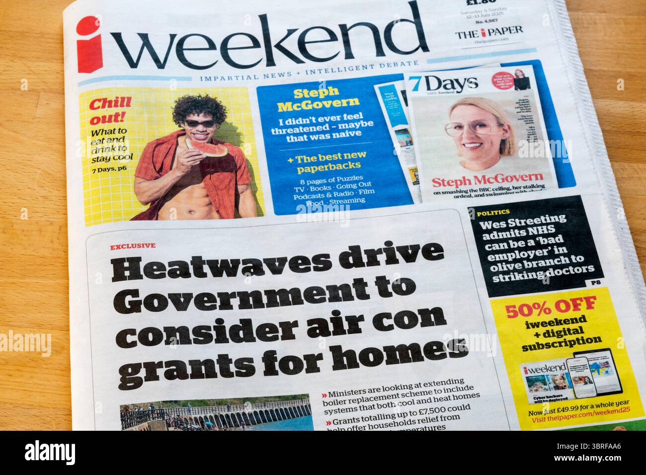 12-13. Juli 2025. Die Titelzeile in der Zeitung i Weekend lautet: Heatwaves treibt die Regierung an, Klimaanlagen für Haushalte in Betracht zu ziehen. Stockfoto