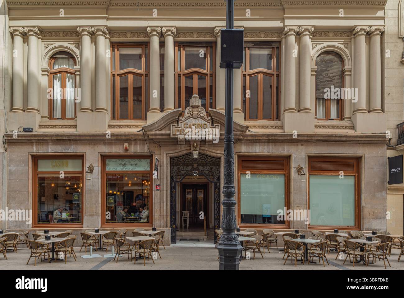 Außenfassade, Haupteingang des Casino Primitivo, in einem historischen Gebäude, im historischen Zentrum der Stadt Albacete. Spanien. Stockfoto