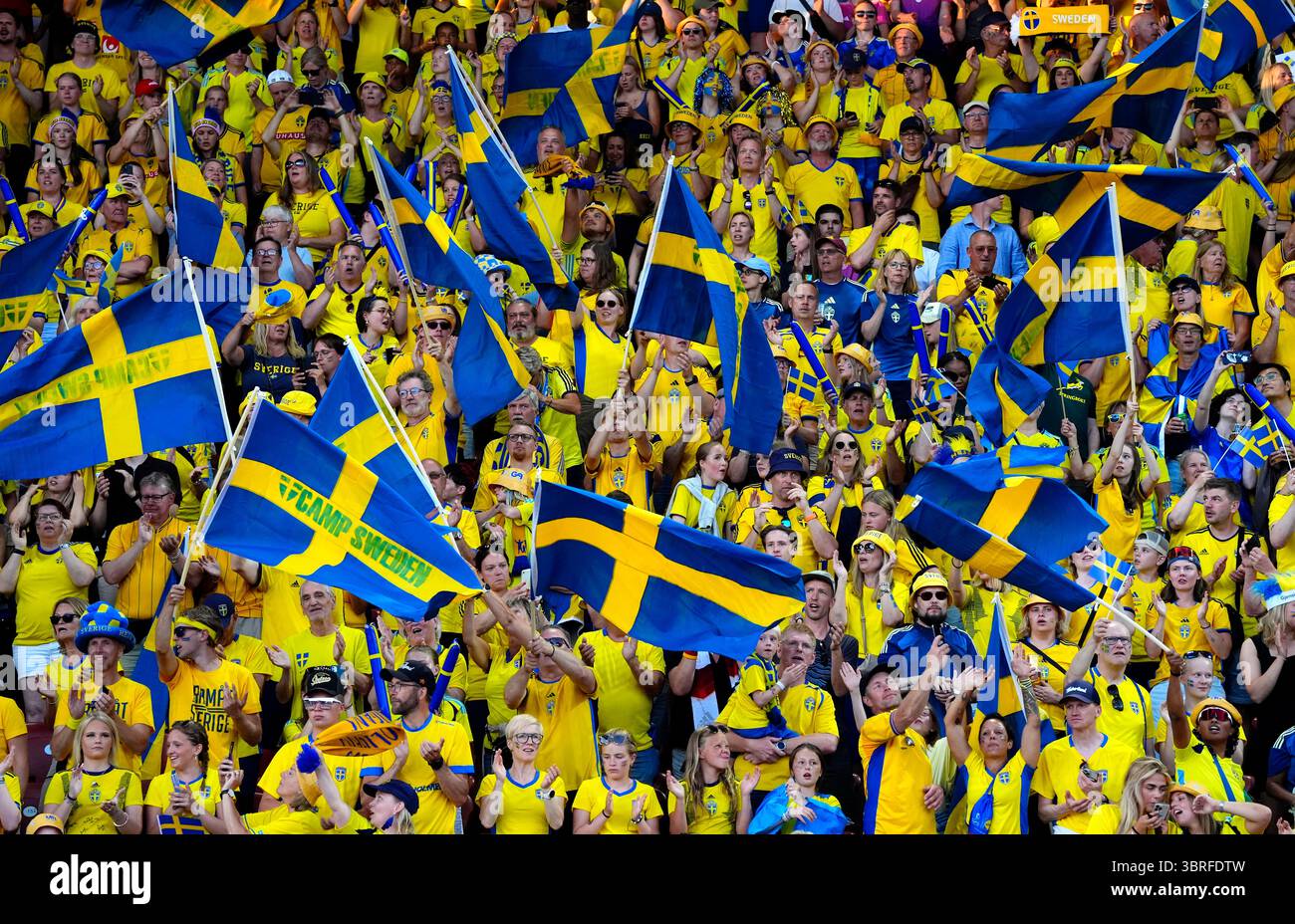 Schwedische Fans schwingen beim Gruppenspiel der UEFA Women's Euro 2025 im Stadion Letzigrund in Zürich, Schweiz. Bilddatum: Samstag, 12. Juli 2025. Stockfoto
