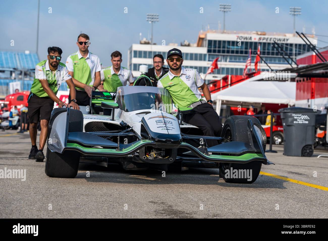 Newton, Ia, USA. Juli 2025. Crew-Mitglieder von Juncos Hollinger Racing Chevrolet bereiten ihren Rennwagen für das Sukup INDYCAR Race Weekend in NEWTON, IA, USA vor. (Kreditbild: © Walter G. Arce Sr./ASP via ZUMA Press Wire) NUR REDAKTIONELLE VERWENDUNG! Nicht für kommerzielle ZWECKE! Stockfoto