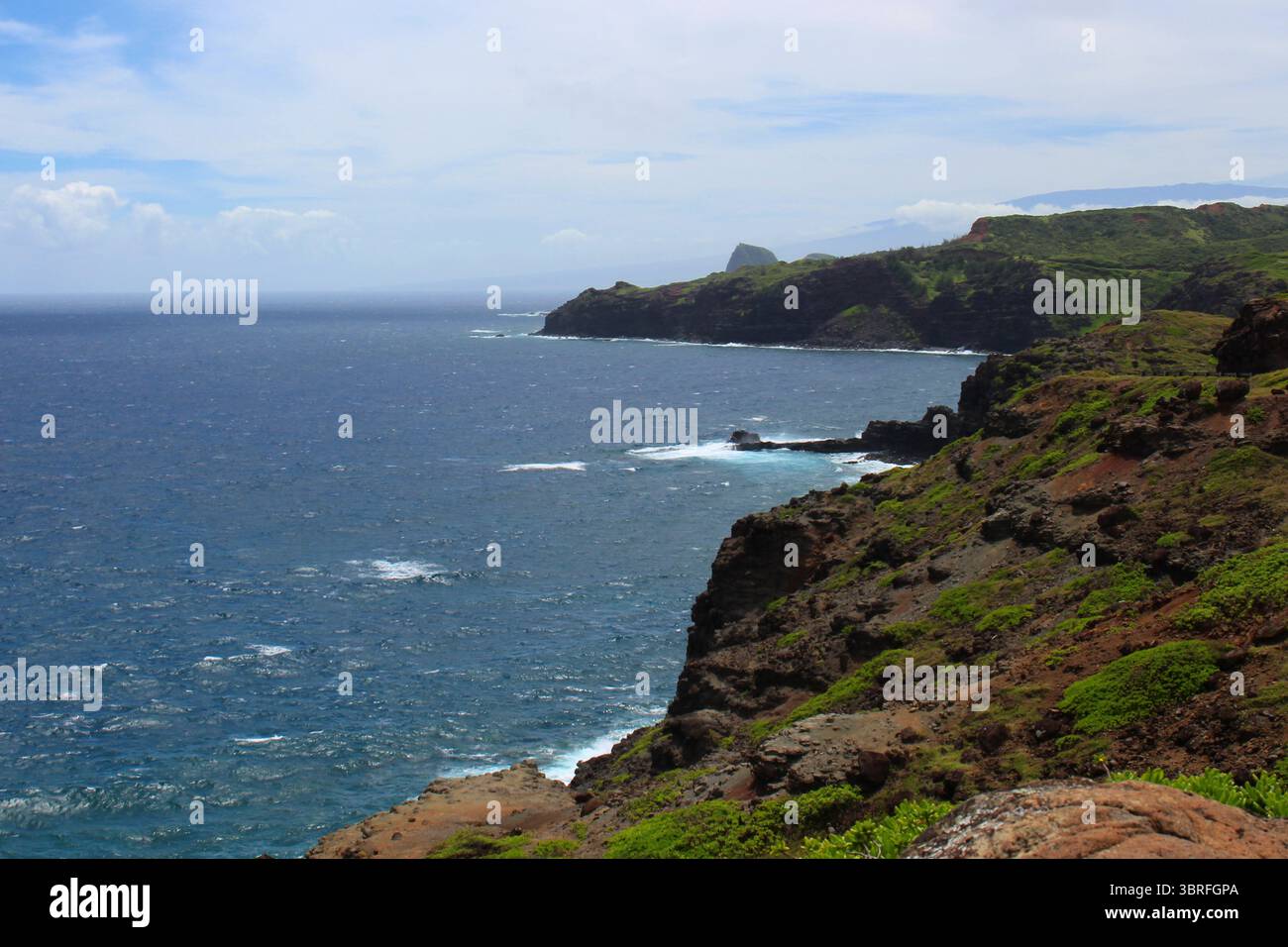 Die zerklüftete, von Klippen gesäumte Küste von Wailuku, Maui, Hawaii gegen den Pazifik Stockfoto