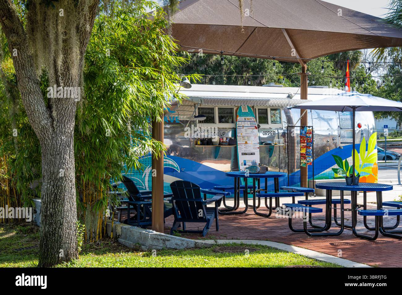 Der Wave Food Truck mit Terrasse im historischen Stadtzentrum von Clermont, Florida. (USA) Stockfoto