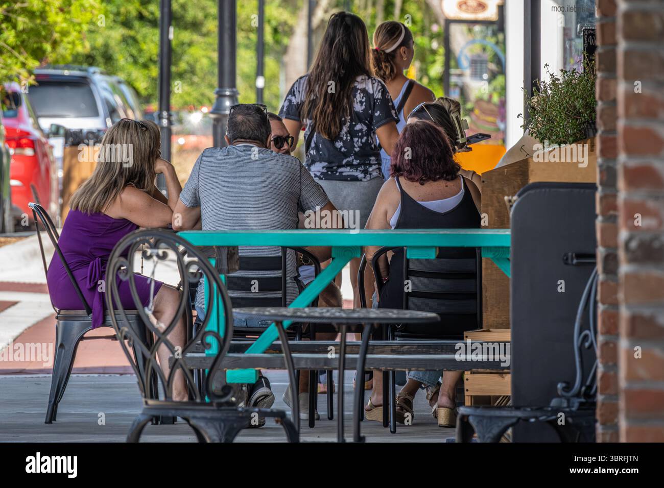 Gäste, die auf dem Gehweg speisen, im historischen Stadtzentrum von Clermont, Florida. (USA) Stockfoto