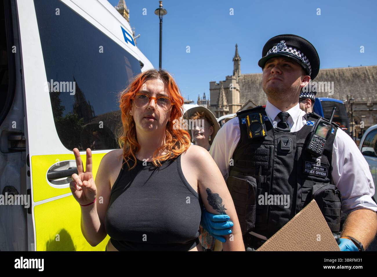 Polizeibeamte verhaften während einer Kundgebung einen Unterstützer der palästinensischen Aktion. Anhänger der kürzlich verordneten Terrororganisation Palästinensische Aktion protestierten auf dem Parliament Square Westminster. Da die Gruppe als terroristische Bedrohung eingestuft wird, kann jeder, der Unterstützung zeigt, verhaftet und verfolgt werden. Stockfoto